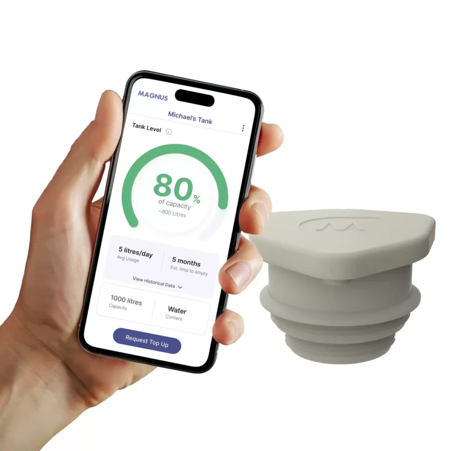 Magnus HAWKi for steel tanks with threaded adaptor, next to a phone showing the water level in the Magnus app